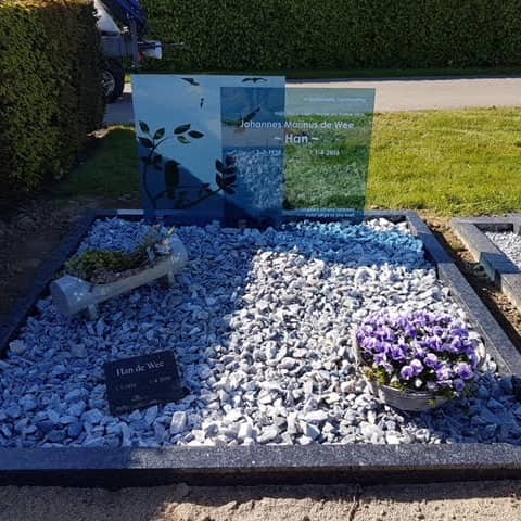 Blauw glazen monument met natuursteen